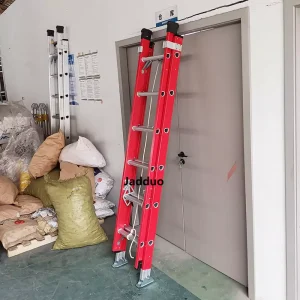 Red insulated ladder 2 section ladder With pulley and rope