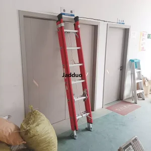 Red insulated ladder 2 section ladder With pulley and rope