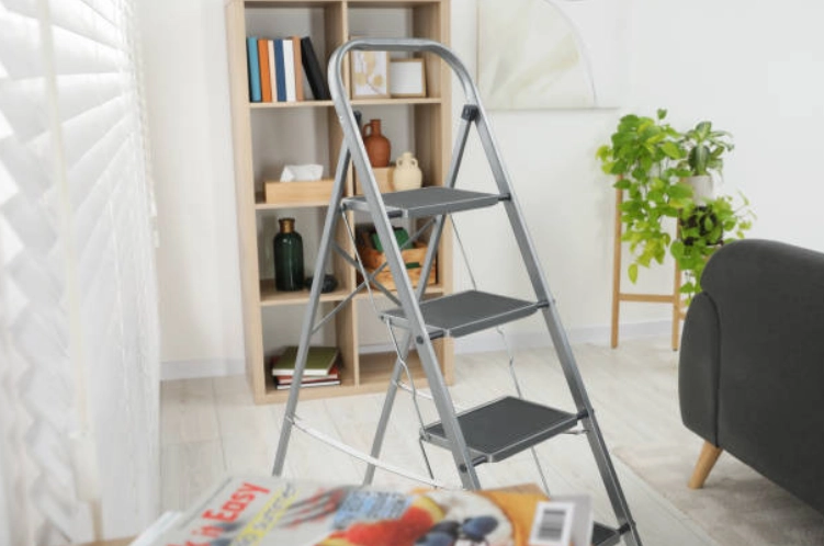 How to Choose a Lightweight Household Step Ladder for Everyday Home Tasks