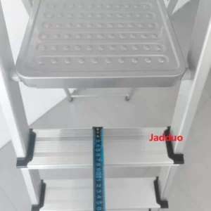 Aluminium step ladder with iron top steps