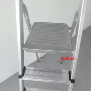 Aluminium step ladder with iron top steps